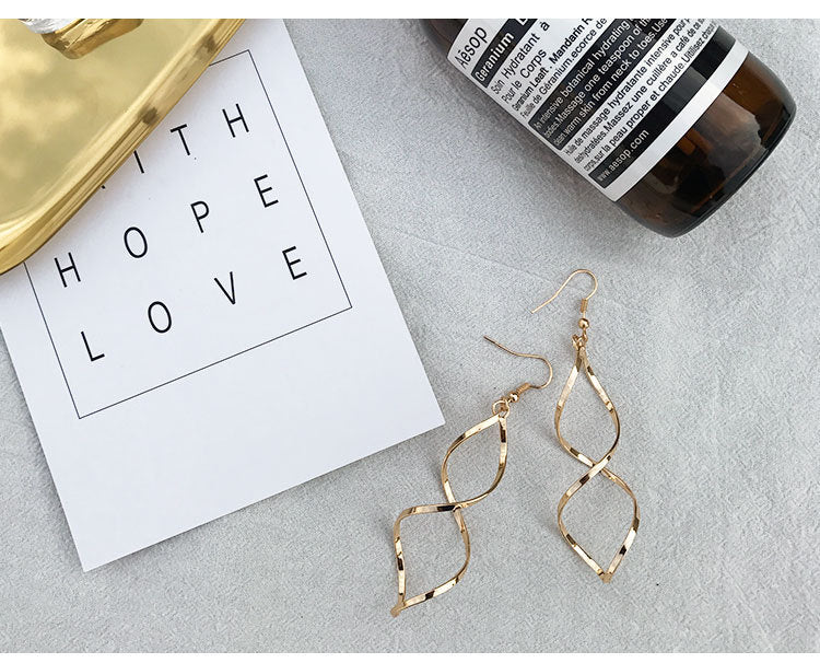 Women's Simple Geometric Spiral Wave Metal Modern Earrings