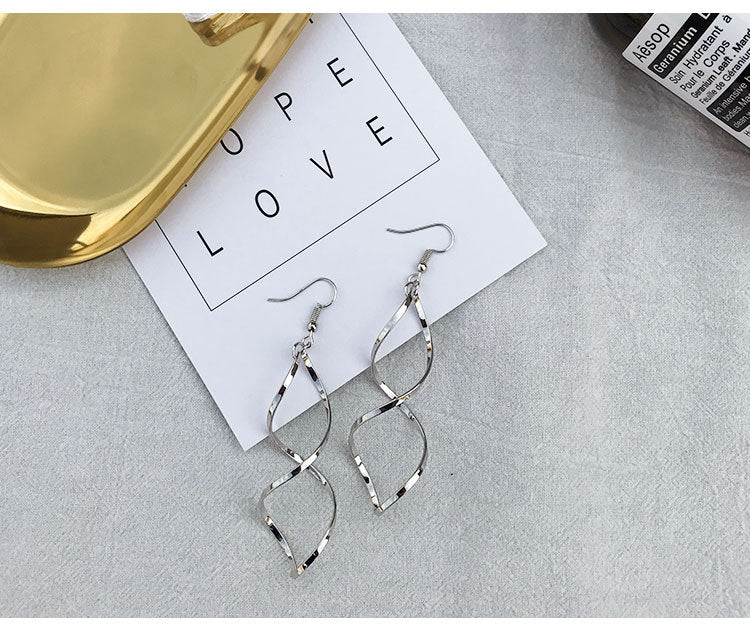 Women's Simple Geometric Spiral Wave Metal Modern Earrings