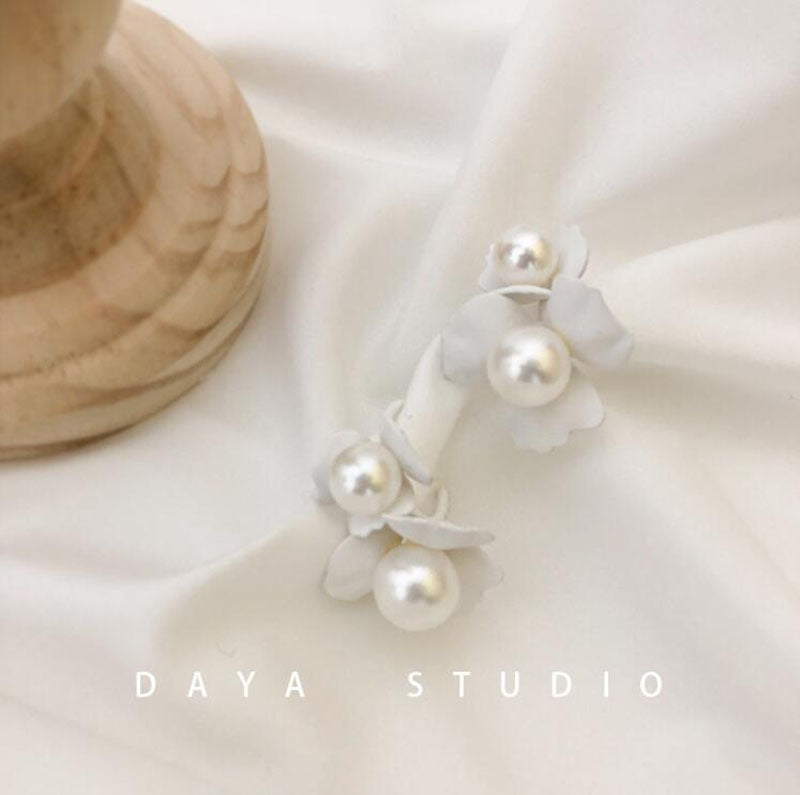 Needle Minimalist Design Flower Pearl High-grade Earrings