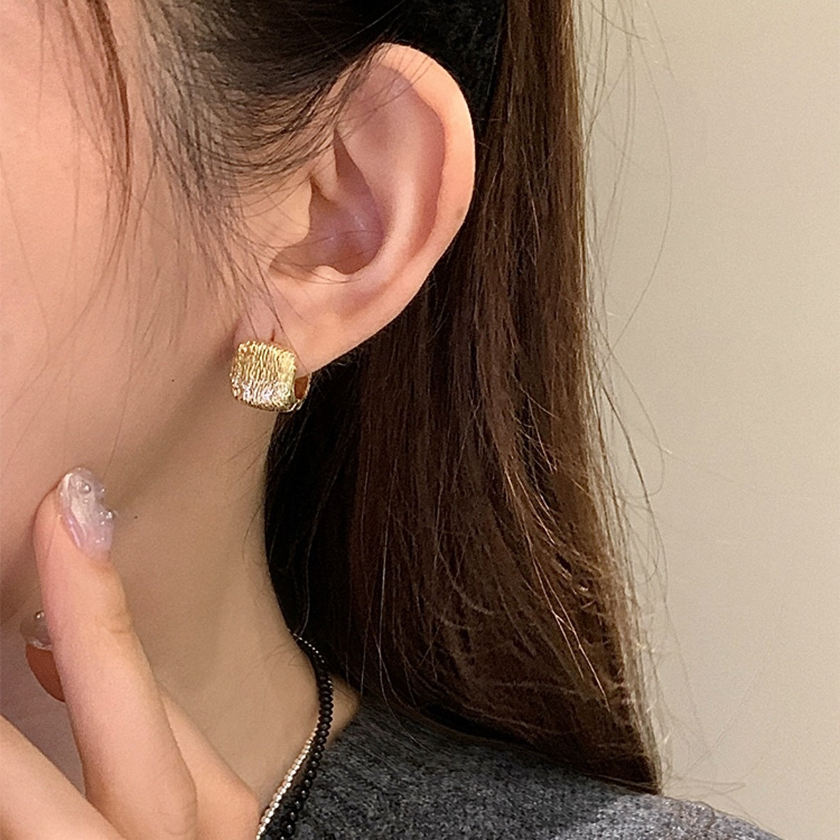 Women's Cool Style Texture Sense Small Square Ear Clip Earrings