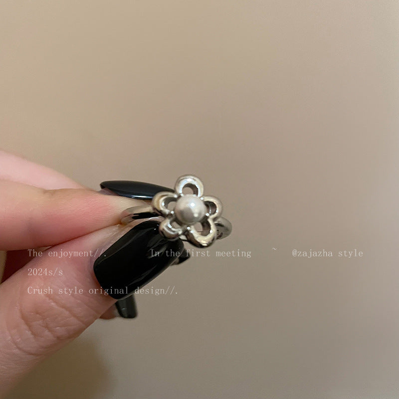 Women's Small Pearl Flowers Open Retro Temperament Rings