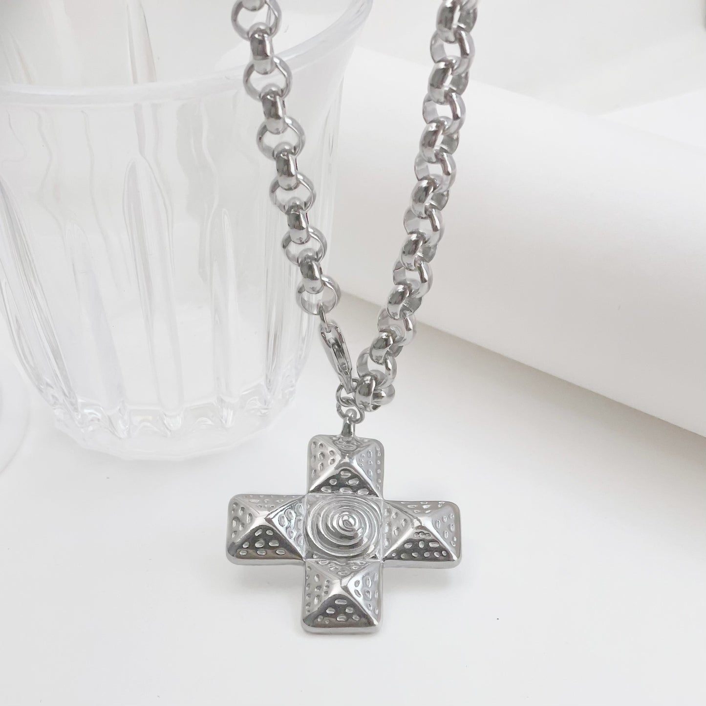 Sense Gyro Pattern Cross Light Luxury Necklaces