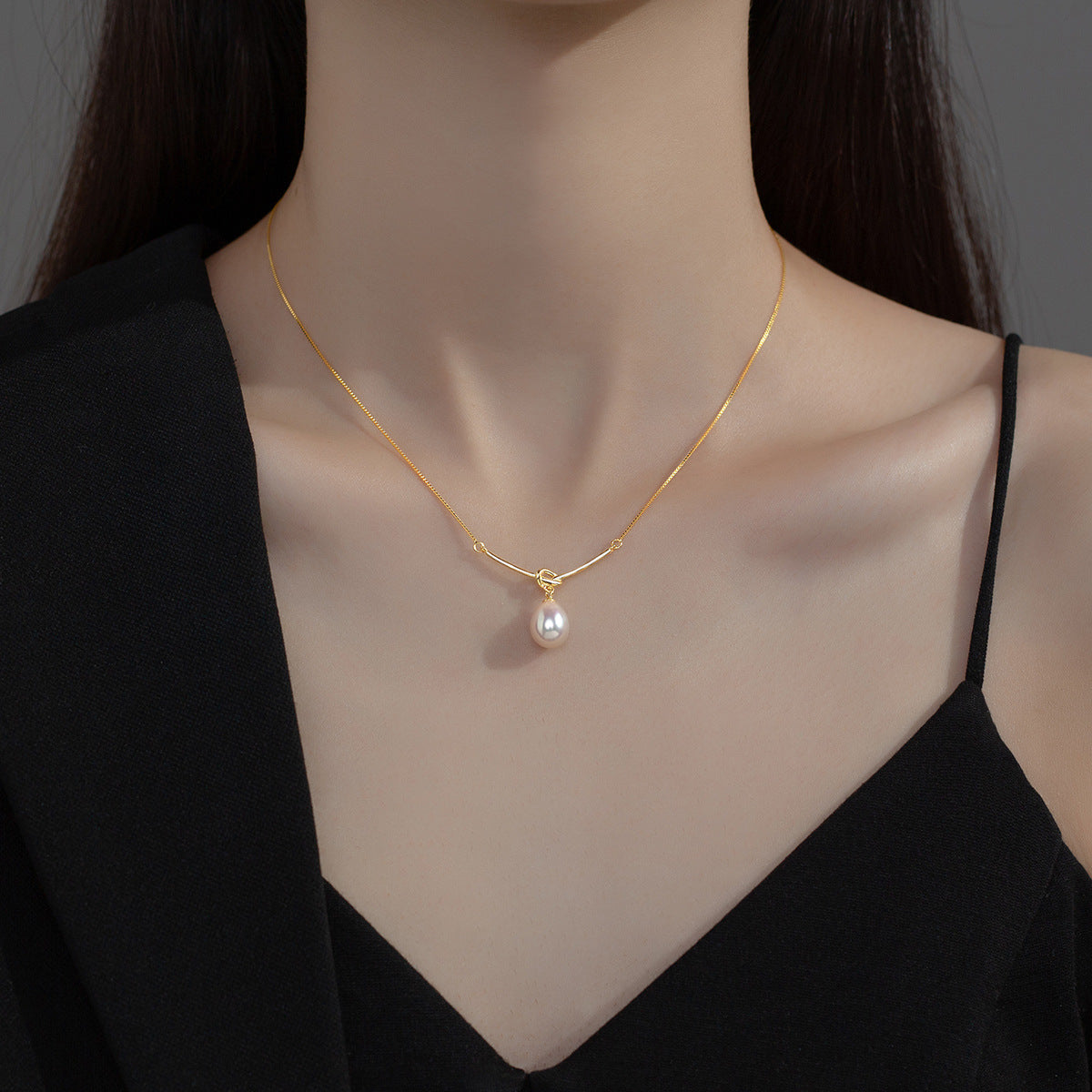 Women's High-grade Bends Hitches Pearl Elegant Style Necklaces
