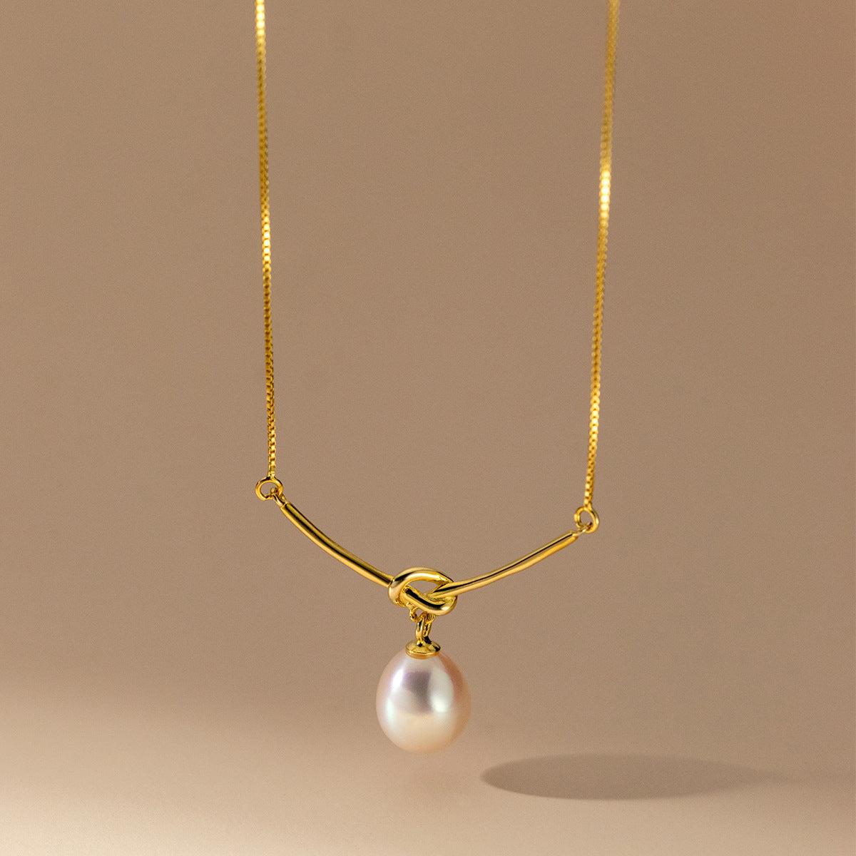 Women's High-grade Bends Hitches Pearl Elegant Style Necklaces