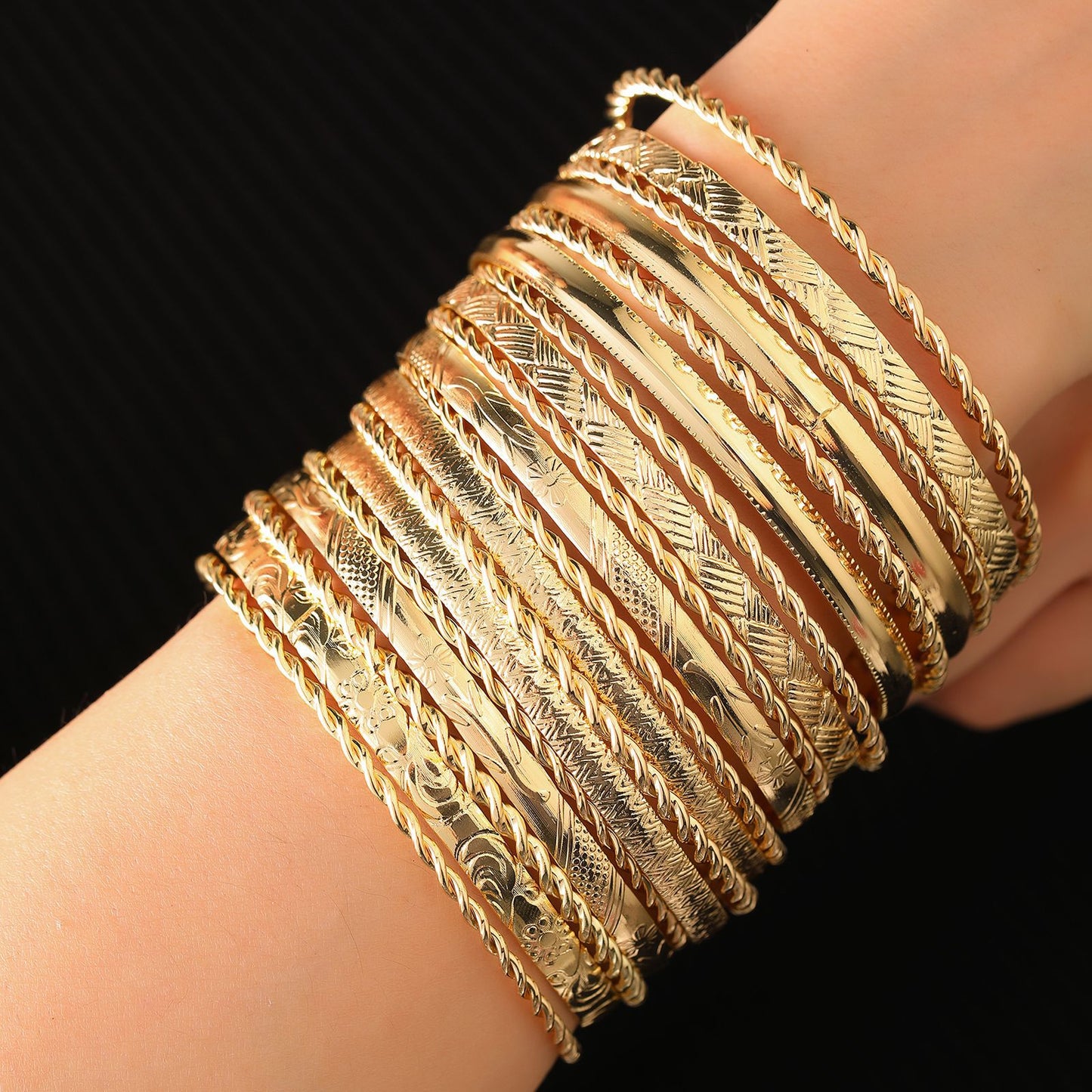 Women's Metal Retro Twin Gold Beating Pattern Bracelets