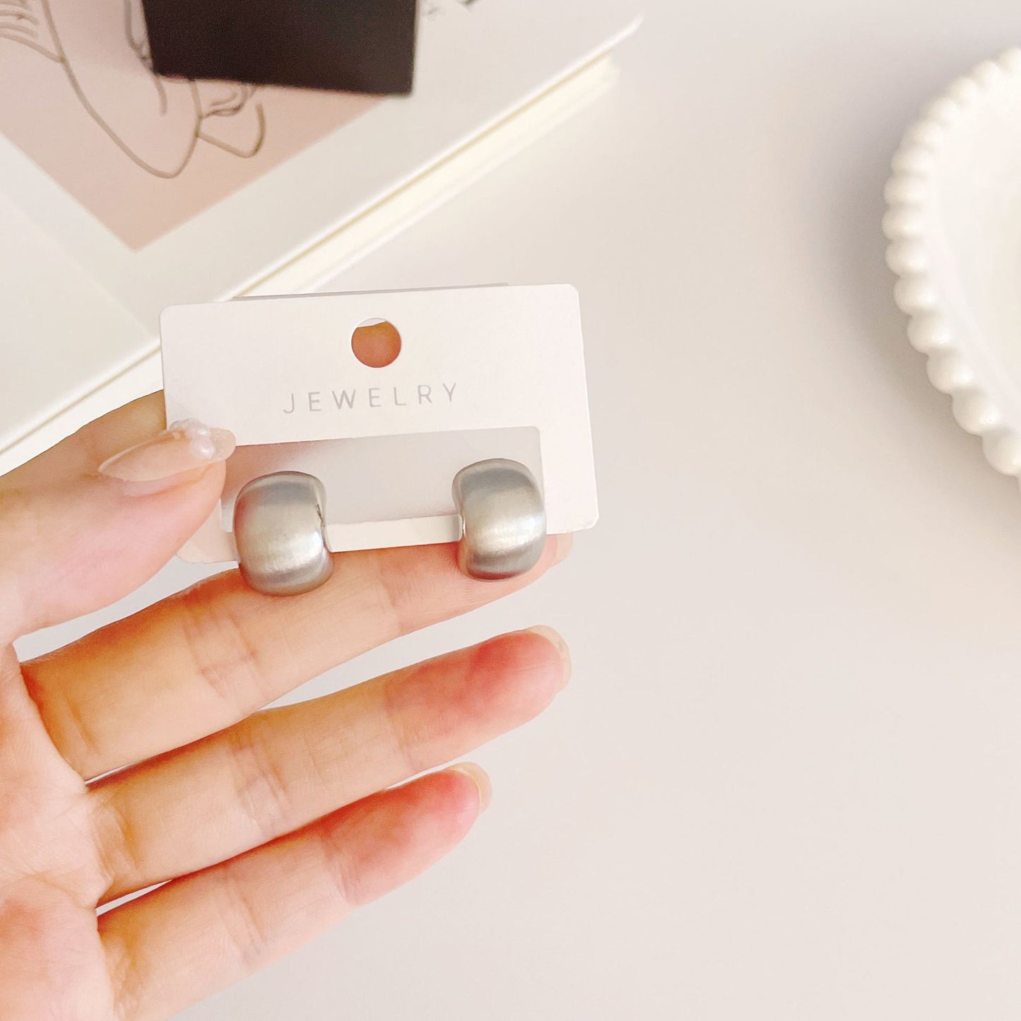Niche Shaped Bean-shaped Simple Graceful Petite Earrings