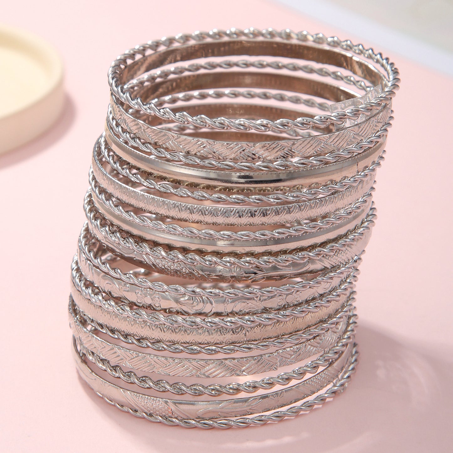 Women's Metal Retro Twin Gold Beating Pattern Bracelets
