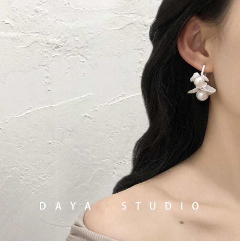 Needle Minimalist Design Flower Pearl High-grade Earrings
