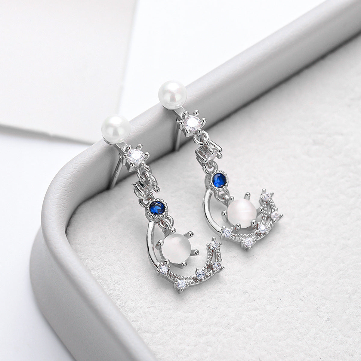 Women's Star Moon Ear Asymmetric Fashion Elegant Earrings