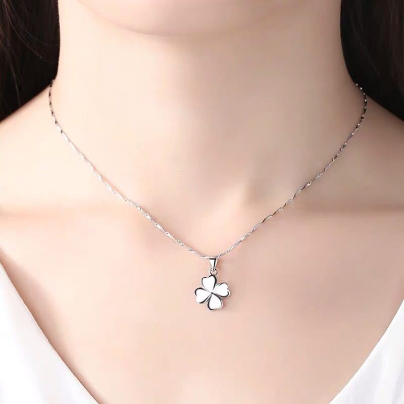 Women's Glossy Electroplated Four-leaf Clover Short Clavicle Pendants