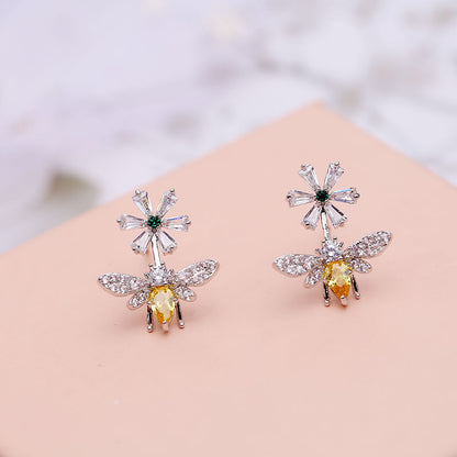 Women's Little Daisy Bee Sier Needle Small Earrings