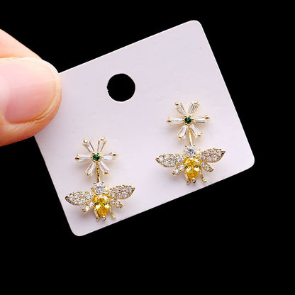 Women's Little Daisy Bee Sier Needle Small Earrings