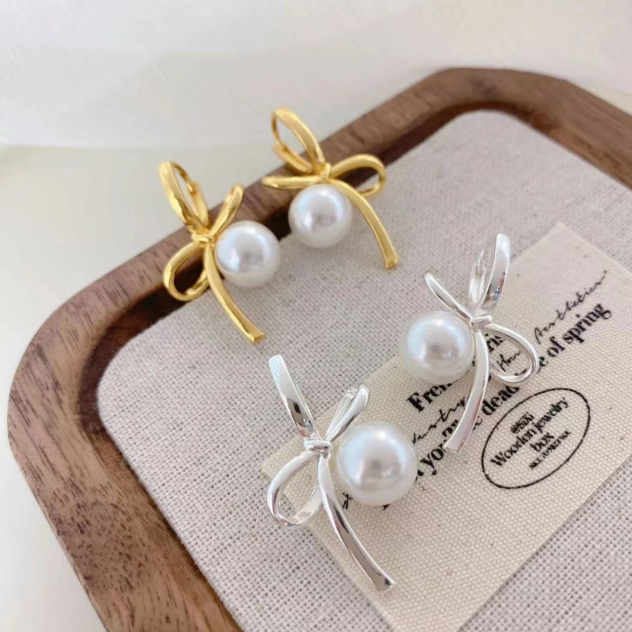 Women's Bow Pearl Ear Clip Light Luxury Earrings