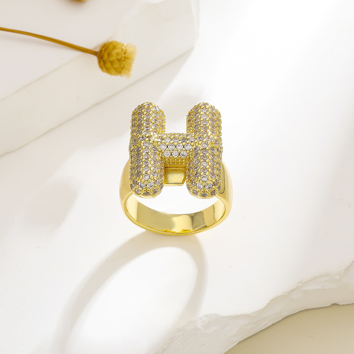 Gold Exaggerated Micro Inlaid Zircon English Rings