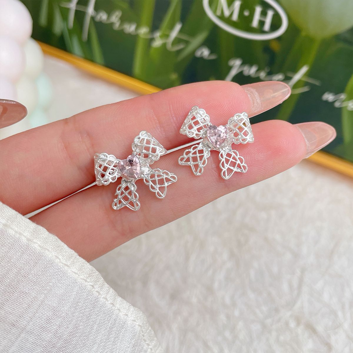 Women's Hollow Ribbon Bow Exquisite High-grade Niche Design Earrings