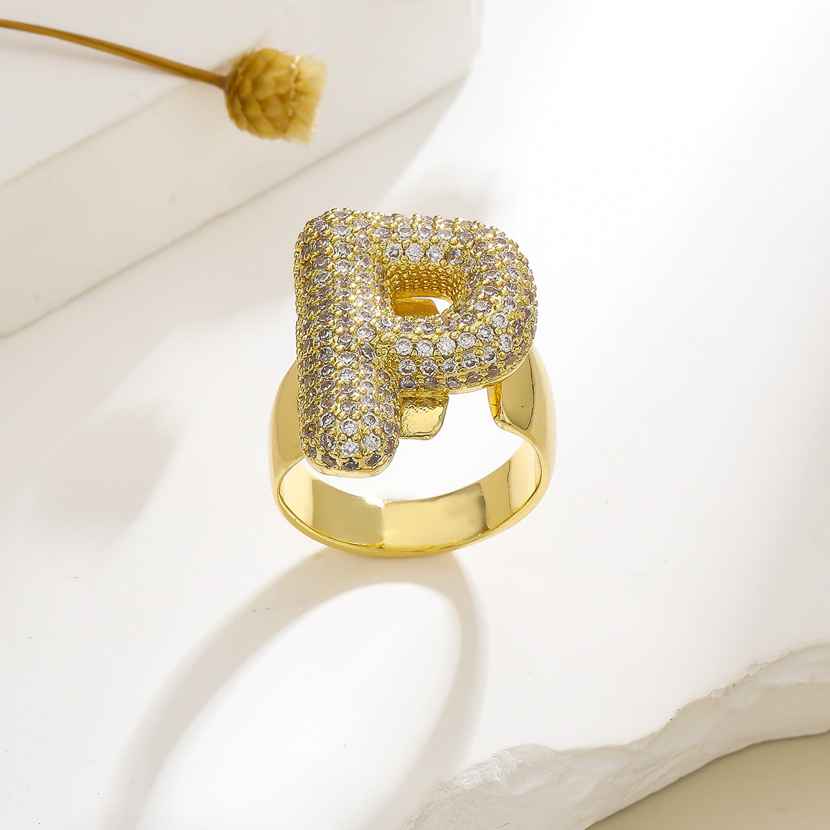 Gold Exaggerated Micro Inlaid Zircon English Rings