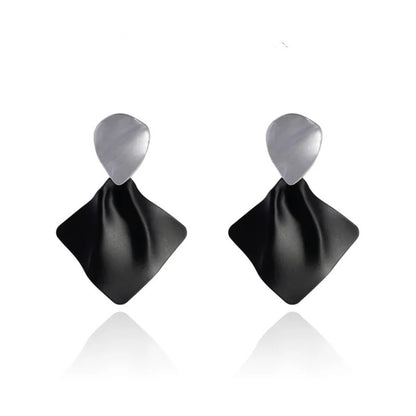 Style Lacquer Black Pleated Light Luxury Metal Earrings