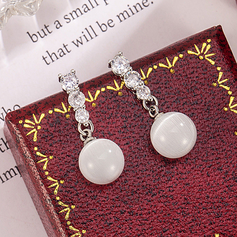 Rhinestone One-word Cat Eye Gentle Temperament Design High Earrings