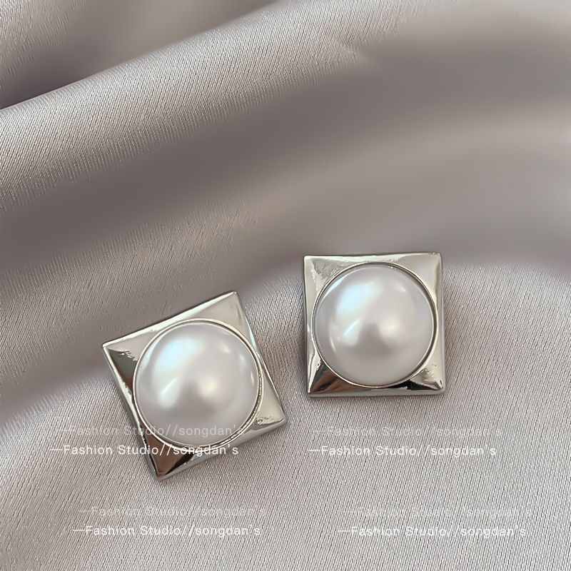 Frosty Style High-grade Temperament Female Design Earrings