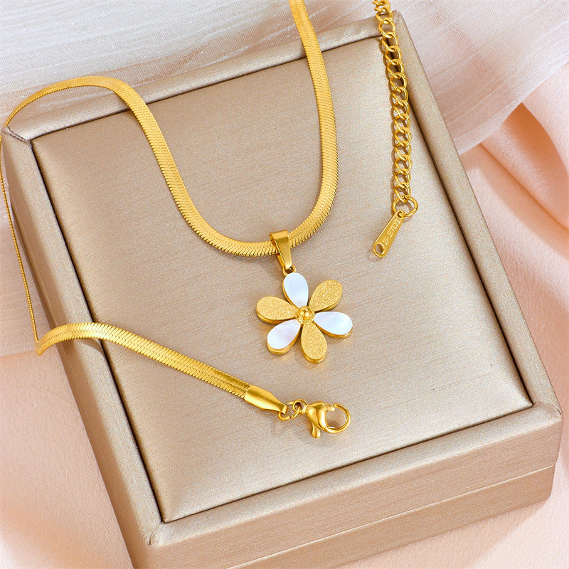 Luxury High-grade Sand Surface White Shell Little Daisy Titanium Necklaces