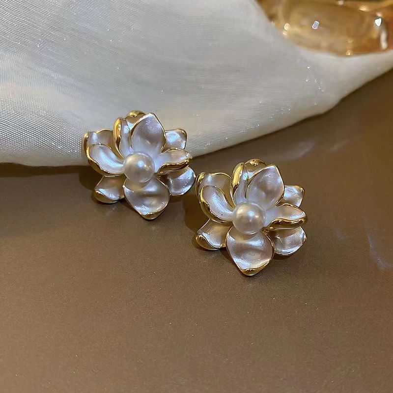 Women's Pearl Flower High-grade Minority Elegance Retro Earrings