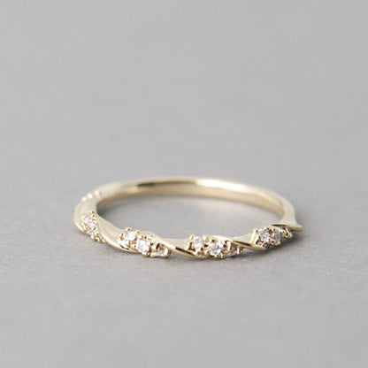 Charming Ribbon Gold Diamond Hand Jewelry Rings
