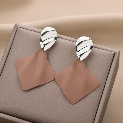 Style Lacquer Black Pleated Light Luxury Metal Earrings