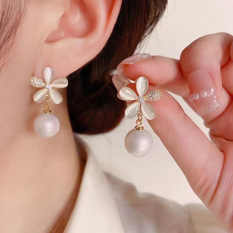 Women's Pearl Flower High-grade Minority Elegance Retro Earrings