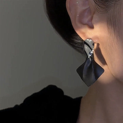 Style Lacquer Black Pleated Light Luxury Metal Earrings