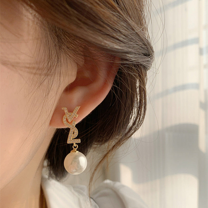 Style Elegant Letter Pearl Light Luxury Earrings