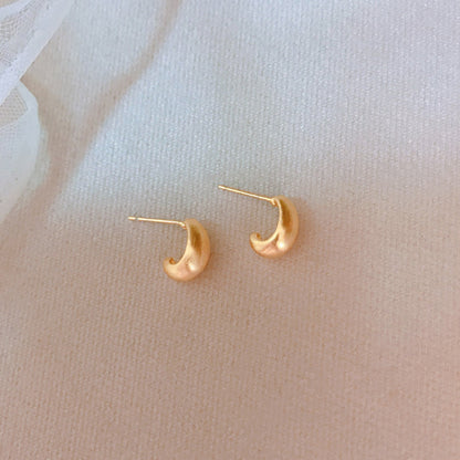 Women's Retro Aloofness Gold Bean-shaped Simple Niche Design Elegant Earrings