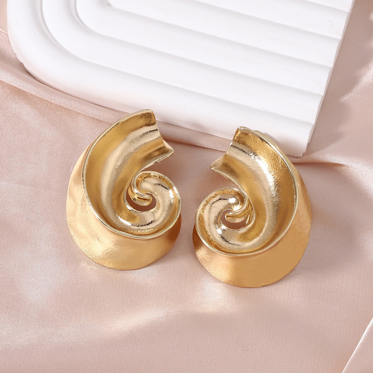 Retro Spiral Semicircle Metal Irregular Heavy Earrings