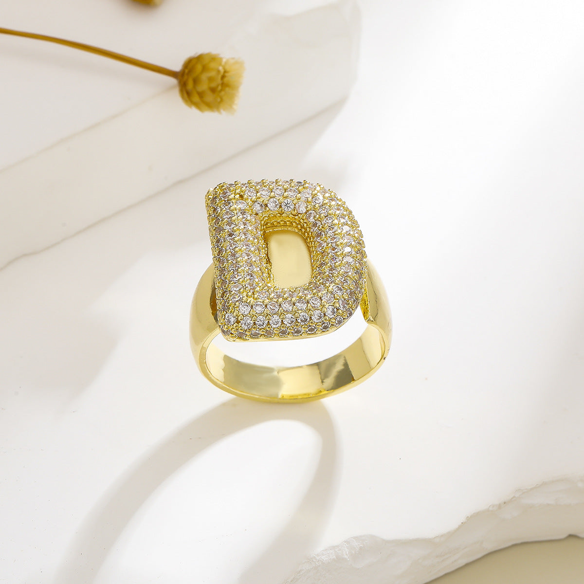 Gold Exaggerated Micro Inlaid Zircon English Rings