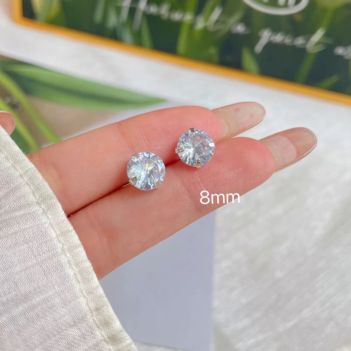 Women's Single Rhinestone Ear Simple Compact Super Flash Earrings