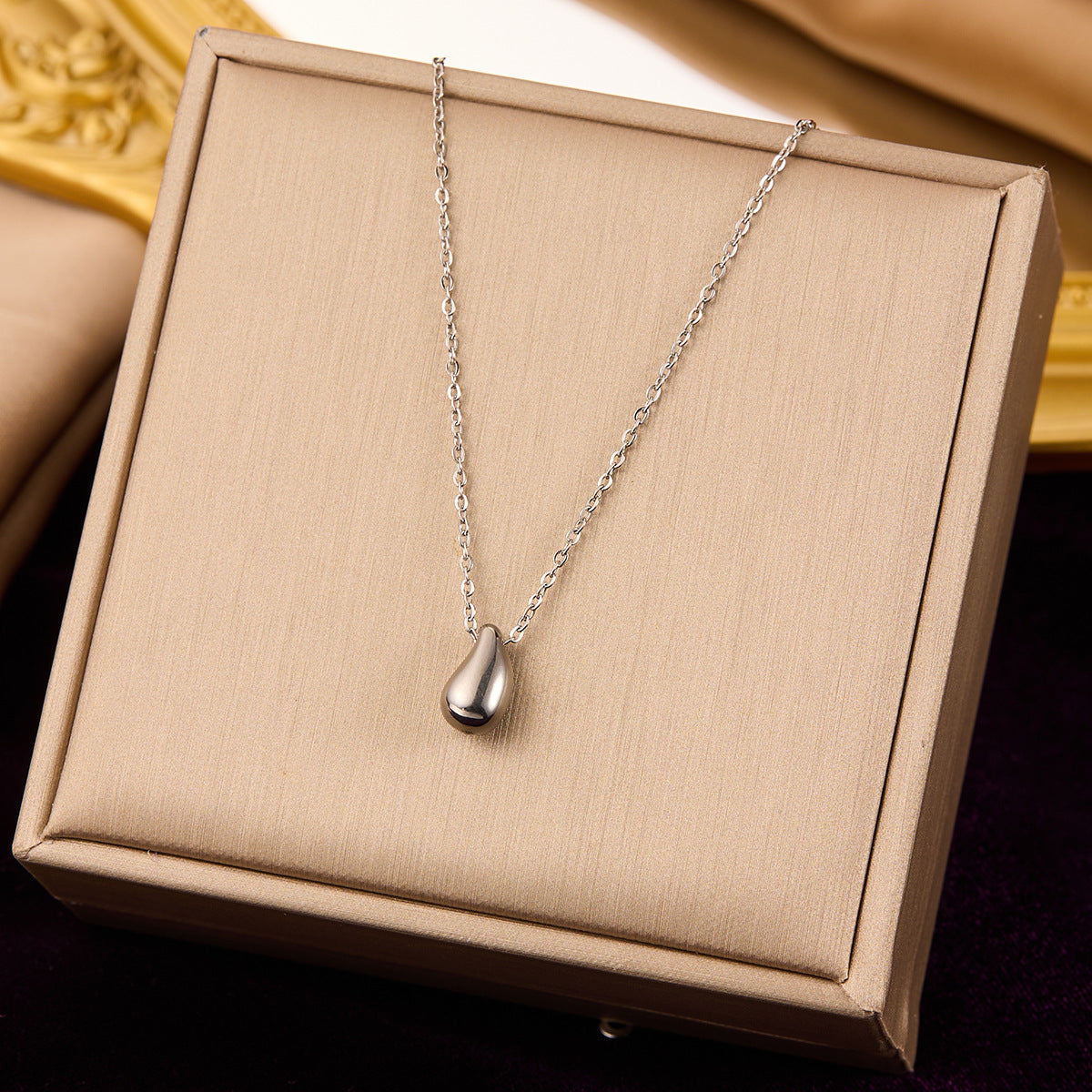 Women's Steel No Fading Design High-grade Light Necklaces