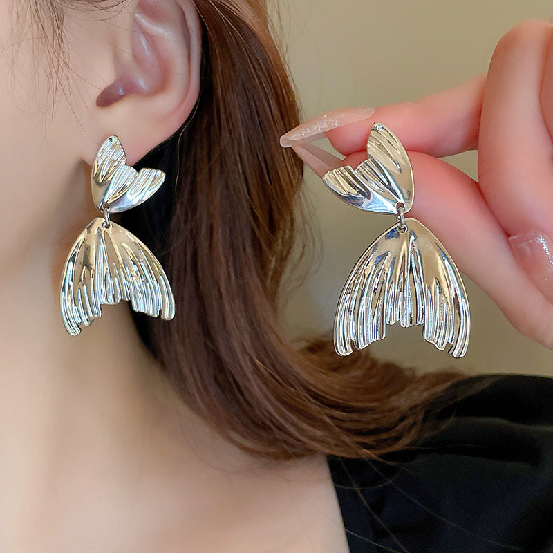 Style Lacquer Black Pleated Light Luxury Metal Earrings