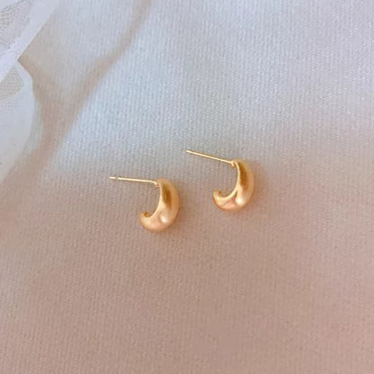 Women's Retro Aloofness Gold Bean-shaped Simple Niche Design Elegant Earrings