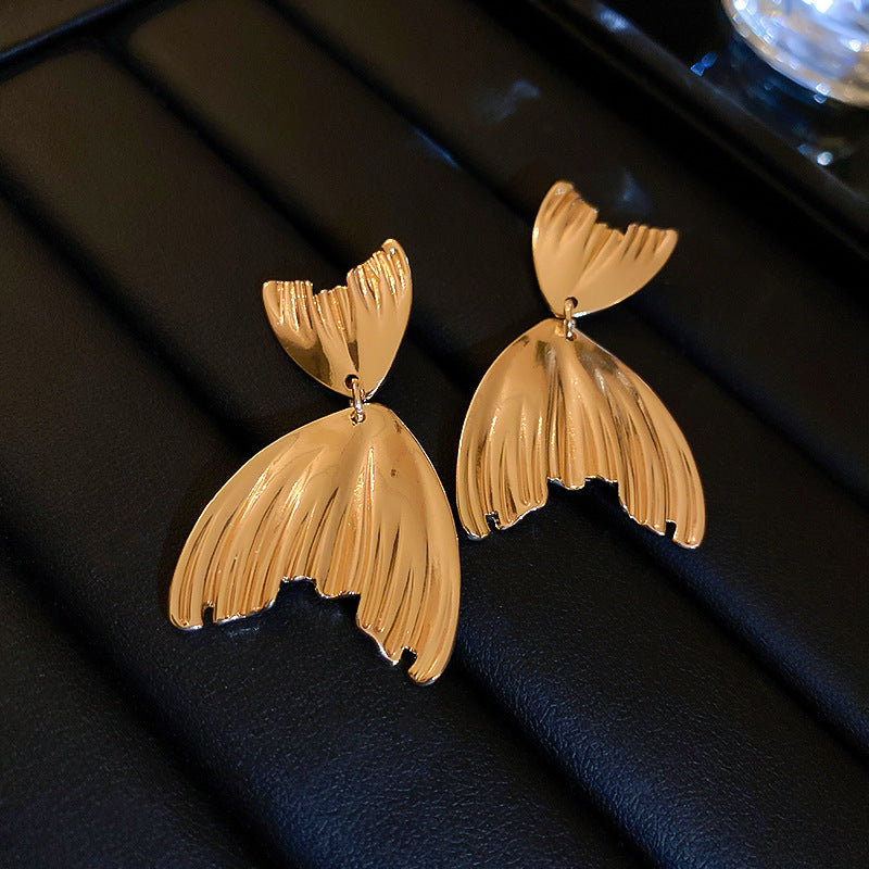 Style Lacquer Black Pleated Light Luxury Metal Earrings