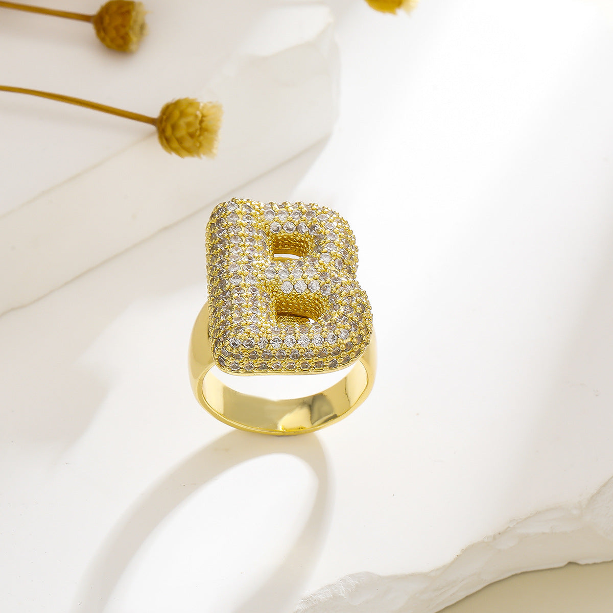 Gold Exaggerated Micro Inlaid Zircon English Rings